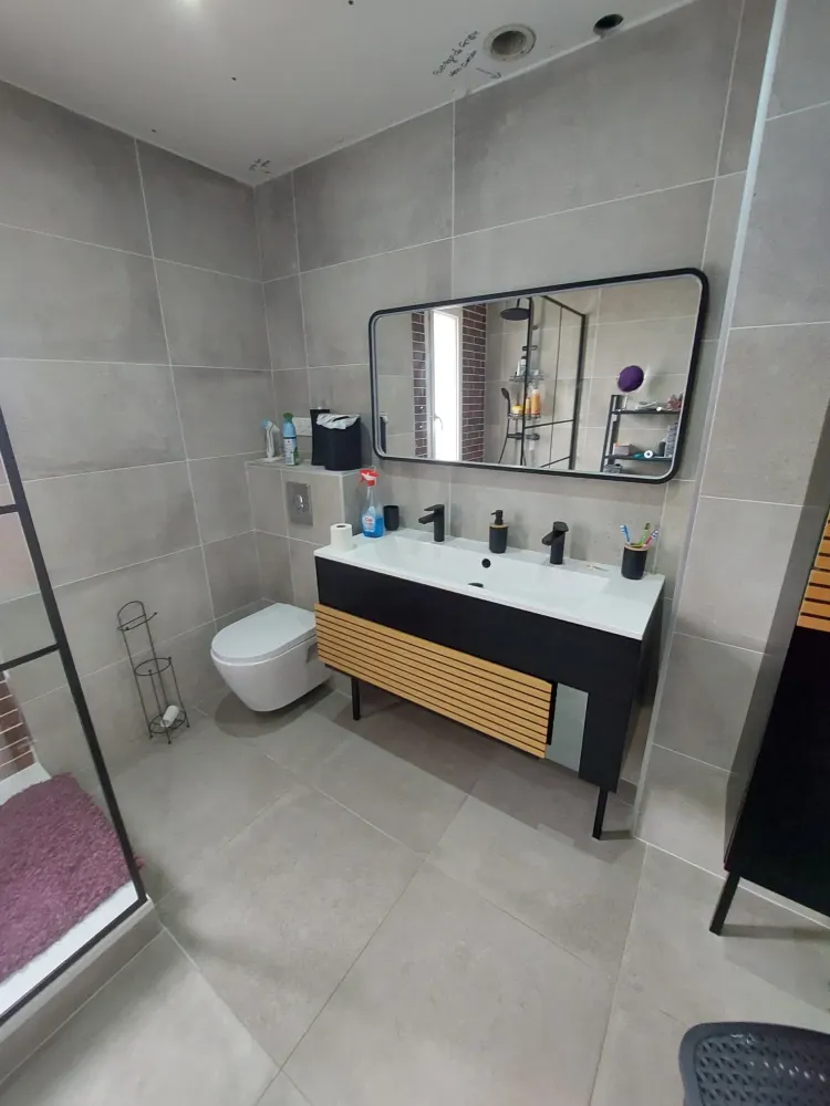 miroir et robinets